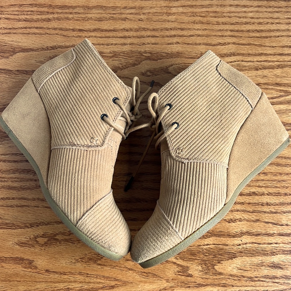 EUC - TOMS Brown Sugar Suede Corduroy Wedge Booties. Size 9.5 Lace Up - Picture 9 of 11